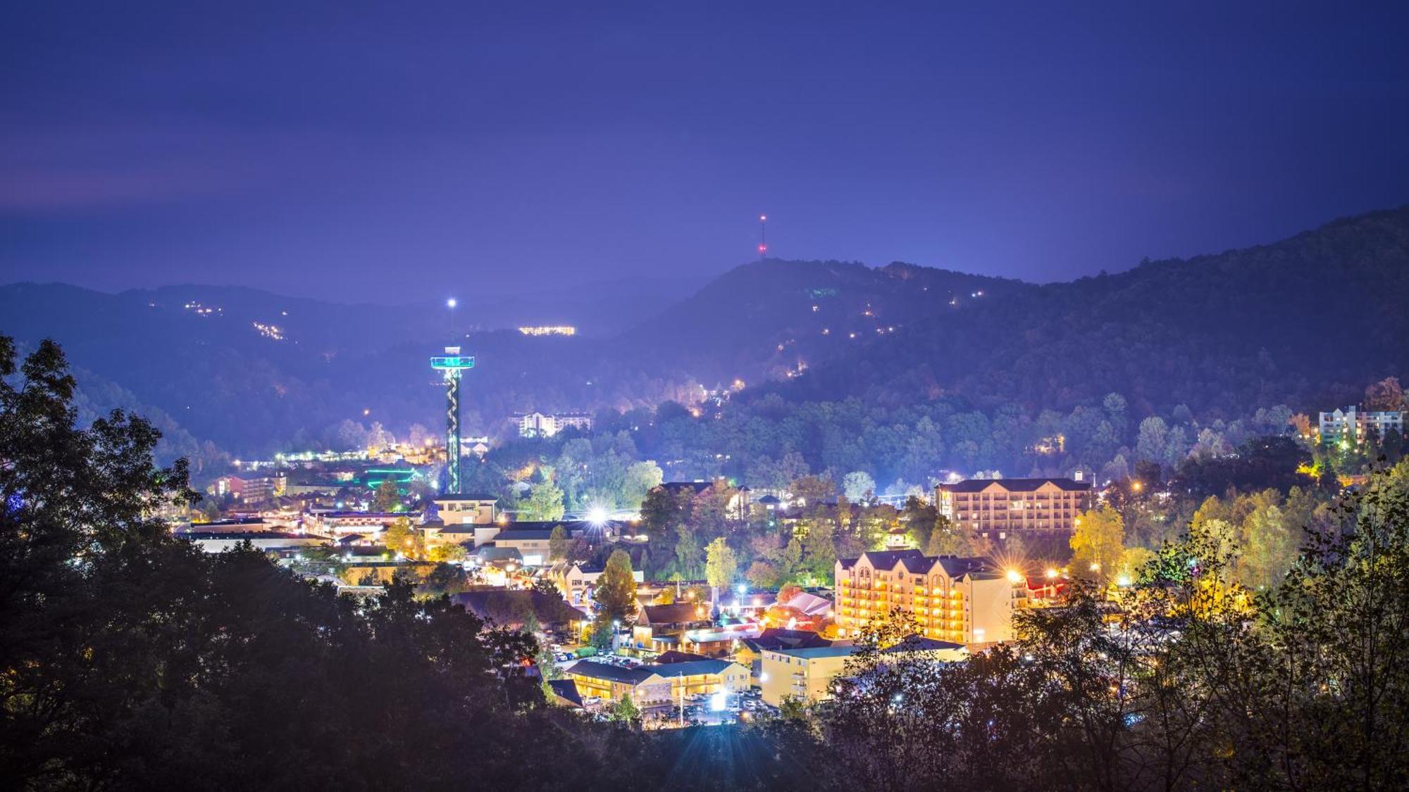A Stones Throw, You Get 1089 Free Attraction Tickets Per Paid Day, Dollywood And Much More! بيدجن فورج المظهر الخارجي الصورة