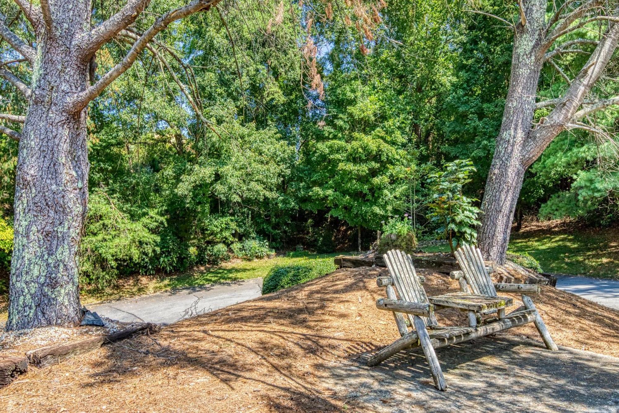 A Stones Throw, You Get 1089 Free Attraction Tickets Per Paid Day, Dollywood And Much More! بيدجن فورج المظهر الخارجي الصورة
